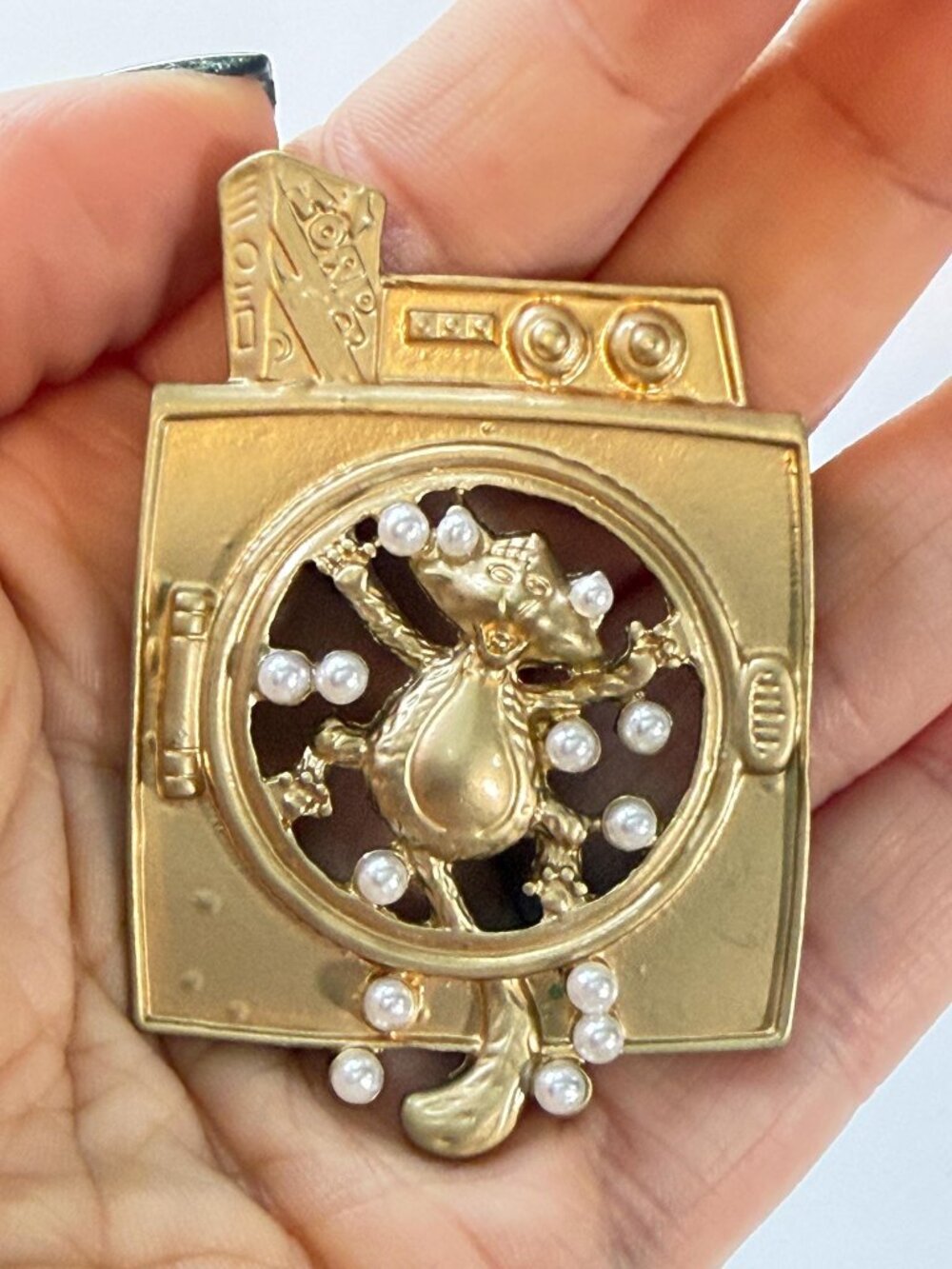AJC Vintage Cat In Washing Machine Brooch Gold Tone Faux Pearls 2.5"
